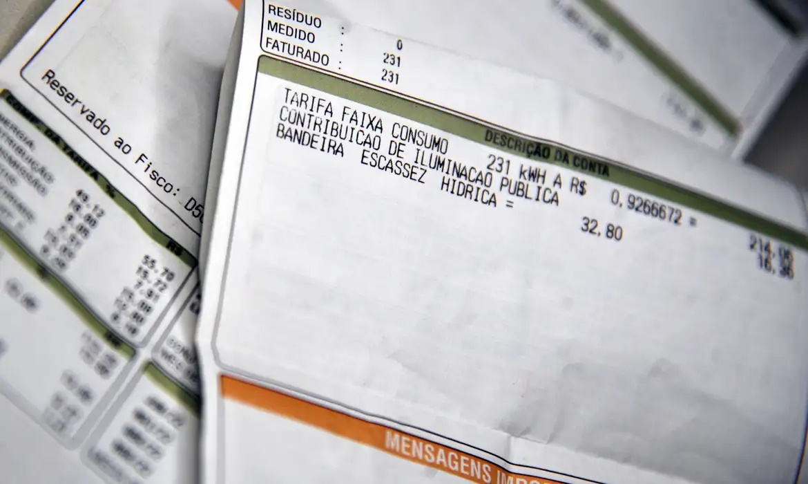 Conta de luz fica mais cara em junho com bandeira vermelha da Aneel