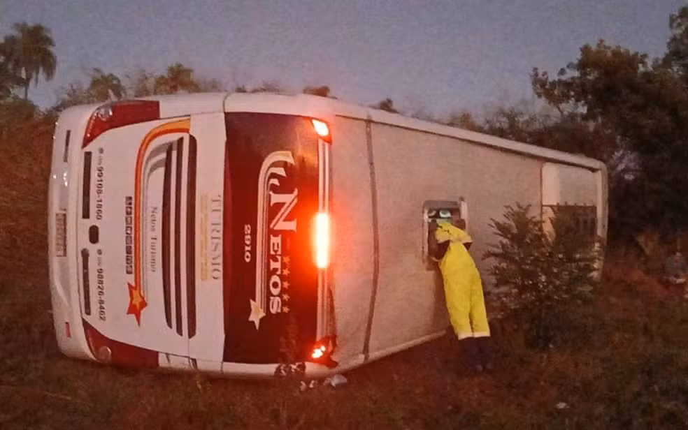 Ônibus de turismo capota e mata criança e mulher no Sul de Minas