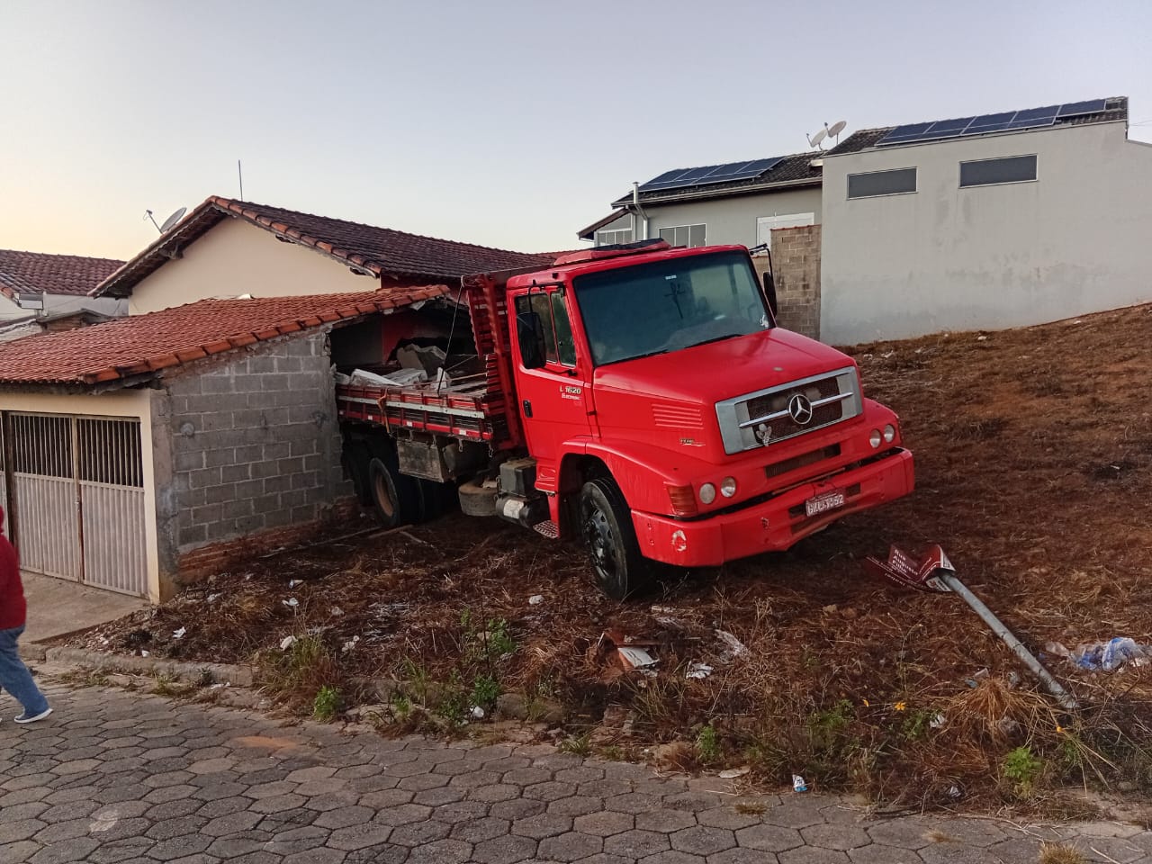 🚛 Caminhão desce sozinho, invade casa e deixa mulher ferida no Sul de Minas