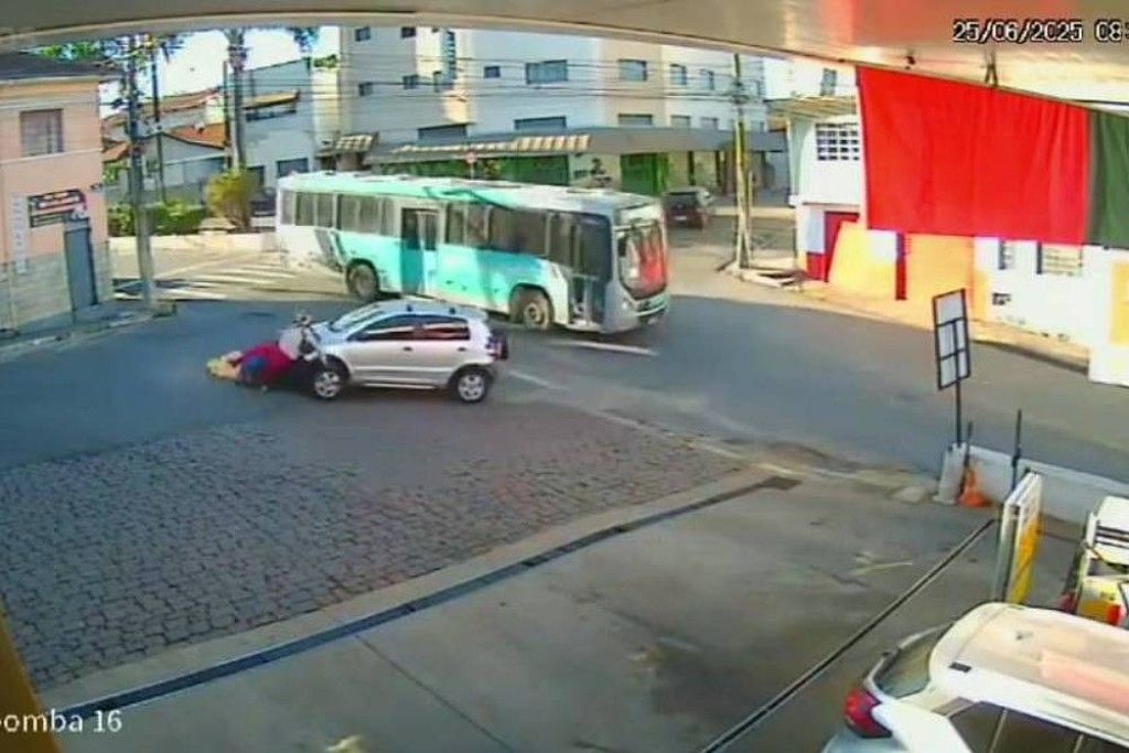 Motociclista fica ferido após ser atingido por carro no centro de Pouso Alegre