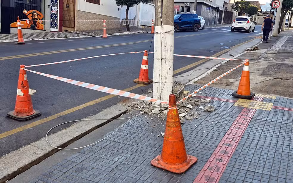 Caminhão bate em poste e deixa moradores sem energia em Pouso Alegre
