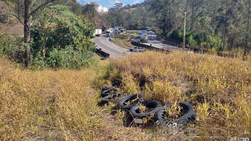 Caminhoneiro é preso saqueando carga de pneus na Fernão Dias, em Cambuí