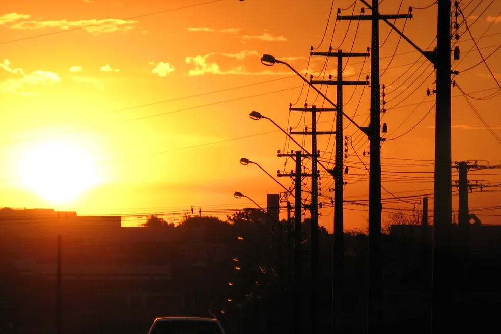Abrasel defende retorno do horário de verão para evitar apagões no Brasil