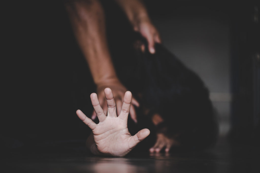 Dupla violência: homem invade casa e estupra mulher em Pouso Alegre