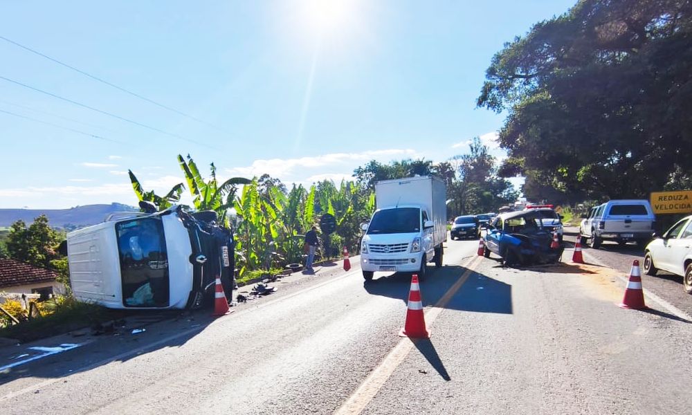 Militar fica gravemente ferido em colisão envolvendo três veículos na BR-459