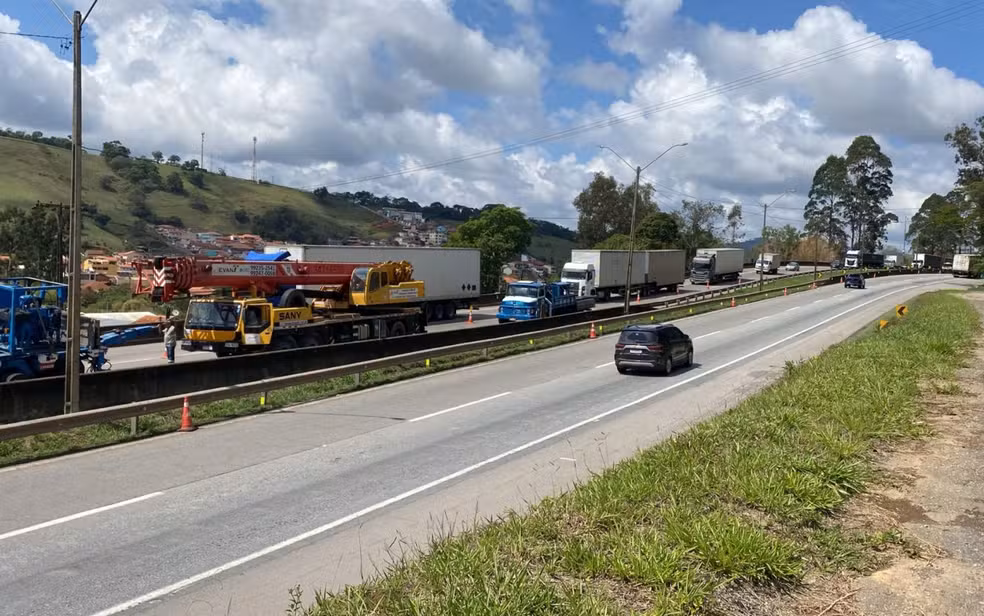 Sul de Minas: Fernão Dias liberada após comboio gigante travar via