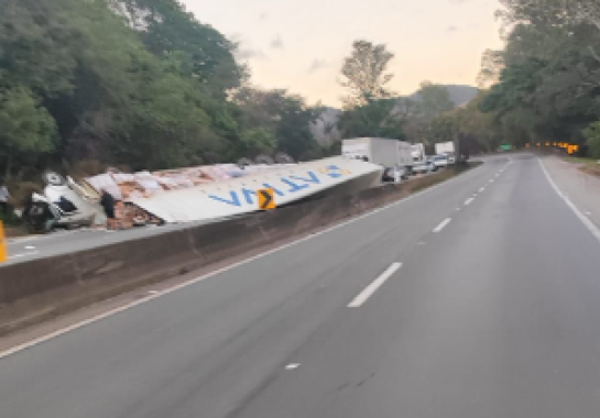 Fernão Dias é bloqueada após tombamento de carreta no Sul de Minas