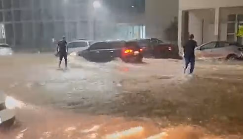 Temporal causa alagamentos e transtornos em Pouso Alegre (MG)