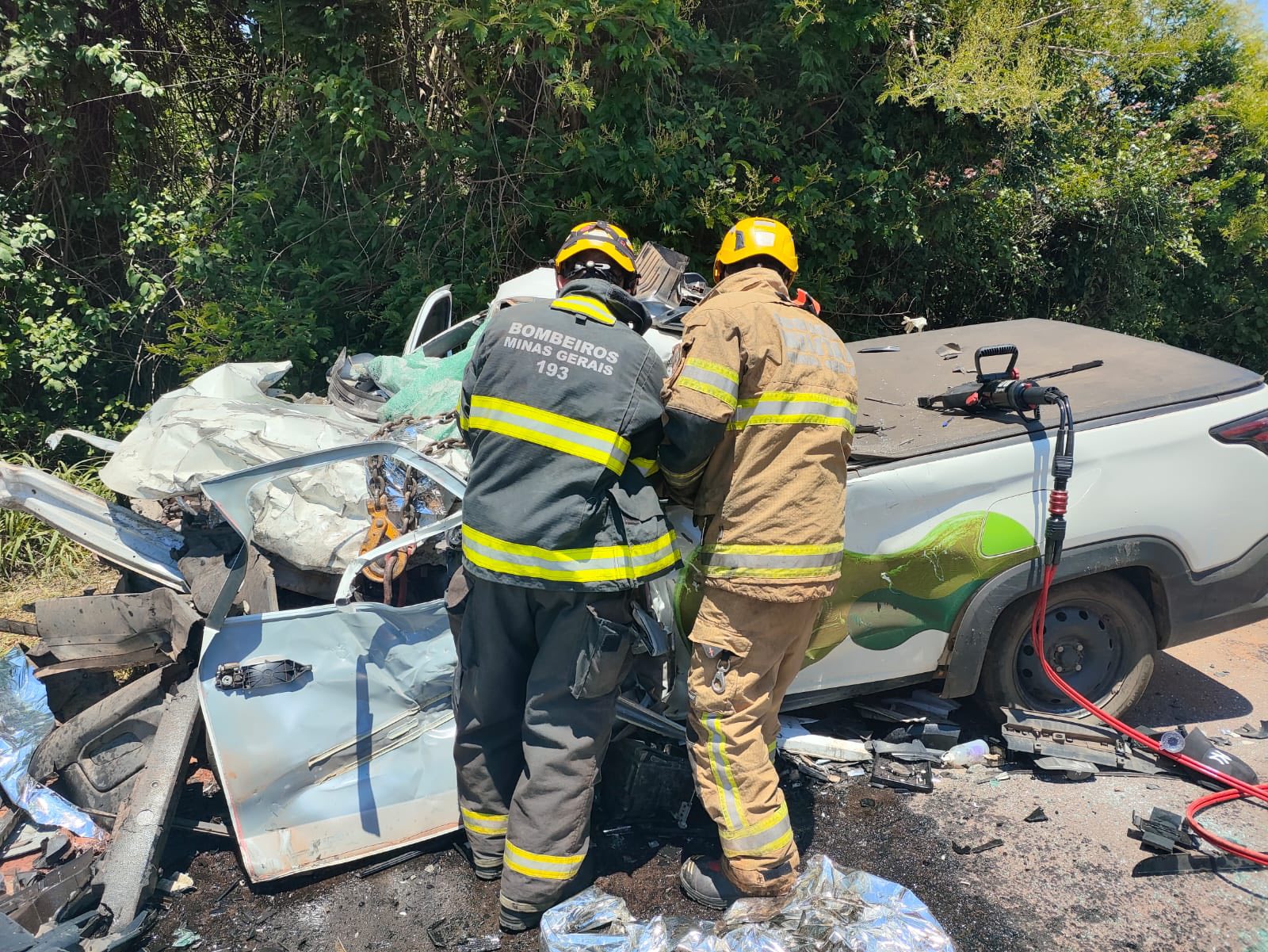 Mãe e filha morrem esmagadas após caminhão tombar na BR-265, no Sul de Minas