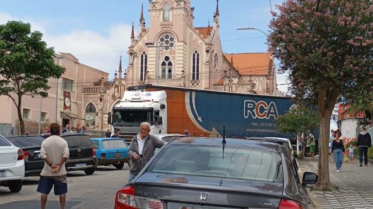 Cenas inusitadas em Pouso Alegre: carreta é flagrada na contramão