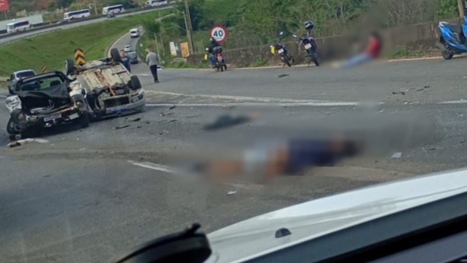 Casal é atropelado e morre após sair de carro capotado na Fernão Dias