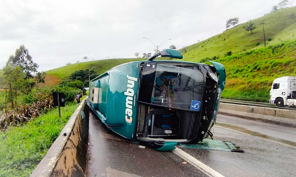 Ônibus de viagem tomba na Fernão Dias e deixa sete feridos no Sul de Minas