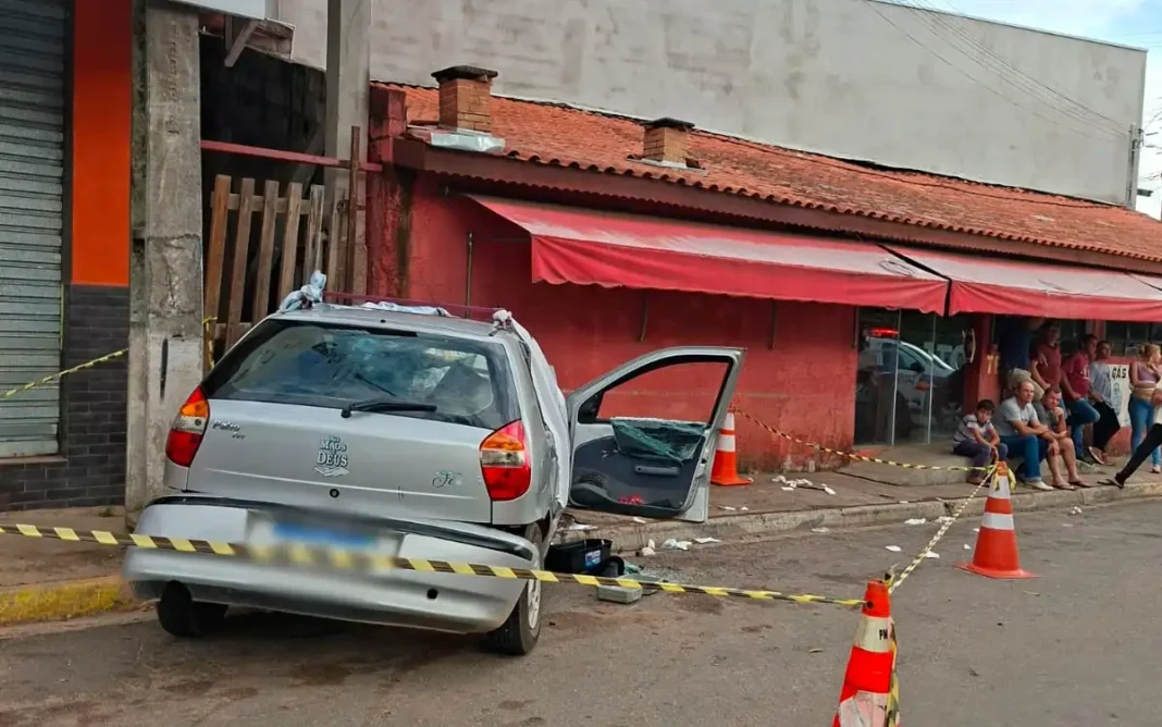 Três pessoas morrem em grave acidente após carro descer morro e atingir pedestre em Toledo, no Sul de Minas