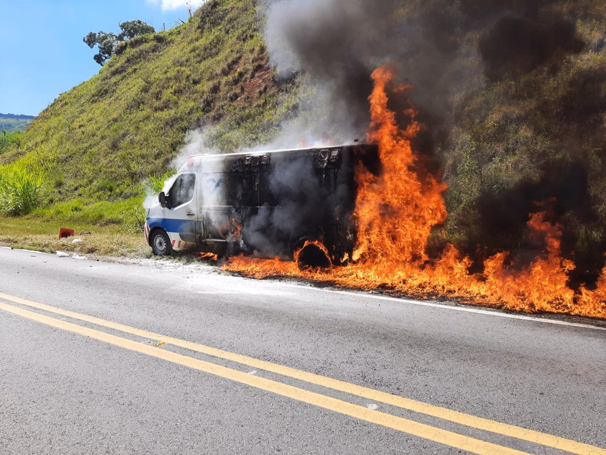 Ambulância pega fogo durante atendimento na MG-290, no Sul de Minas