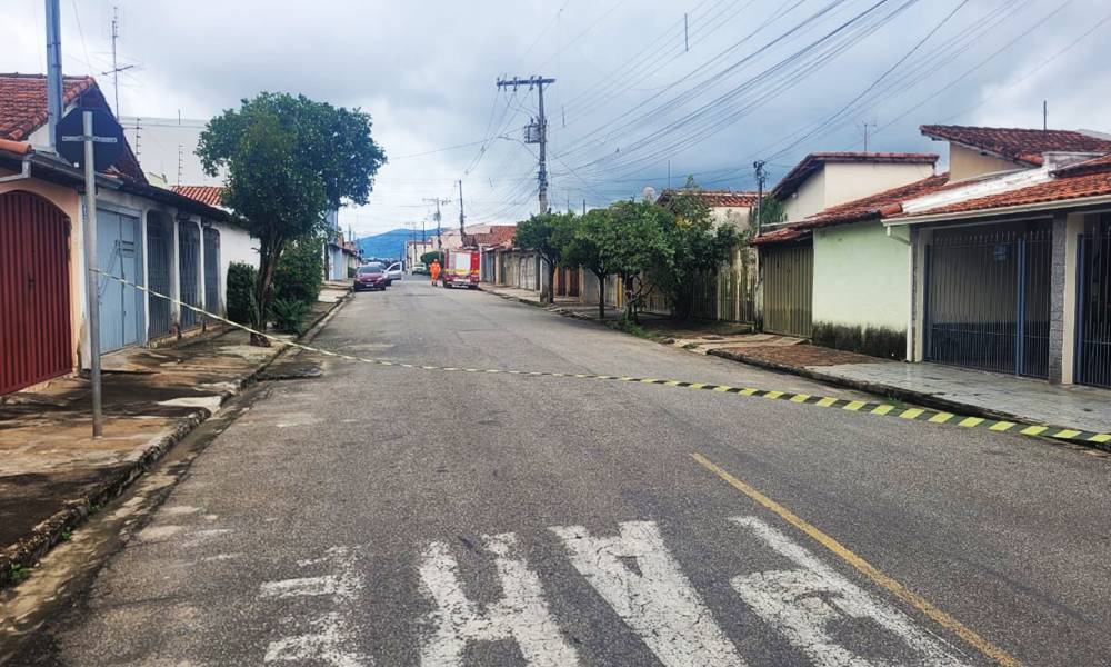 Rua é isolada após queda de fio de alta tensão em bairro de Pouso Alegre