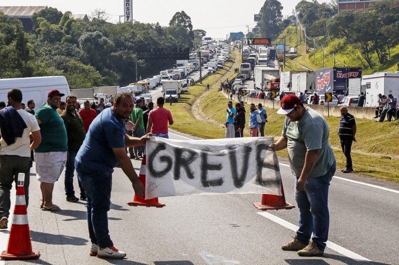 Caminhoneiros desistem de greve nacional após assembleia, dizem lideranças