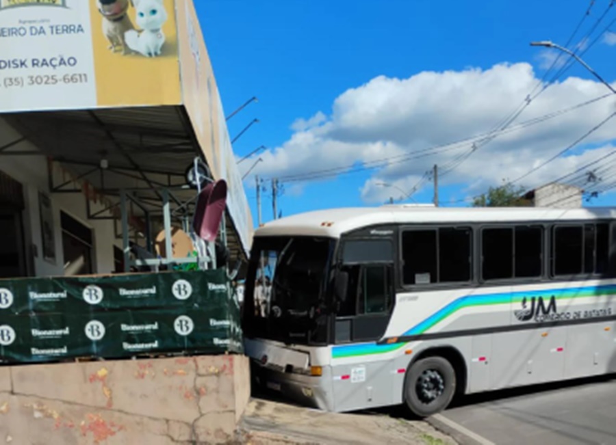 Motorista morre após infarto e ônibus atinge mureta em Pouso Alegre