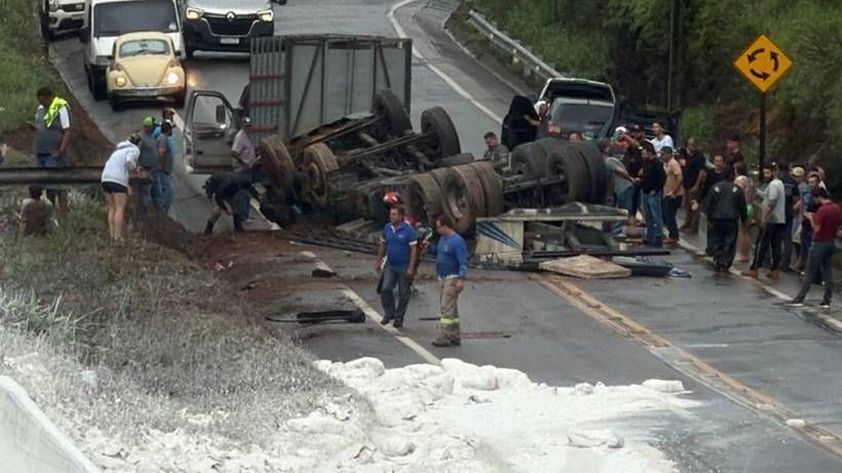 Mulher morre após tombamento de caminhão na Fernão Dias no Sul de Minas
