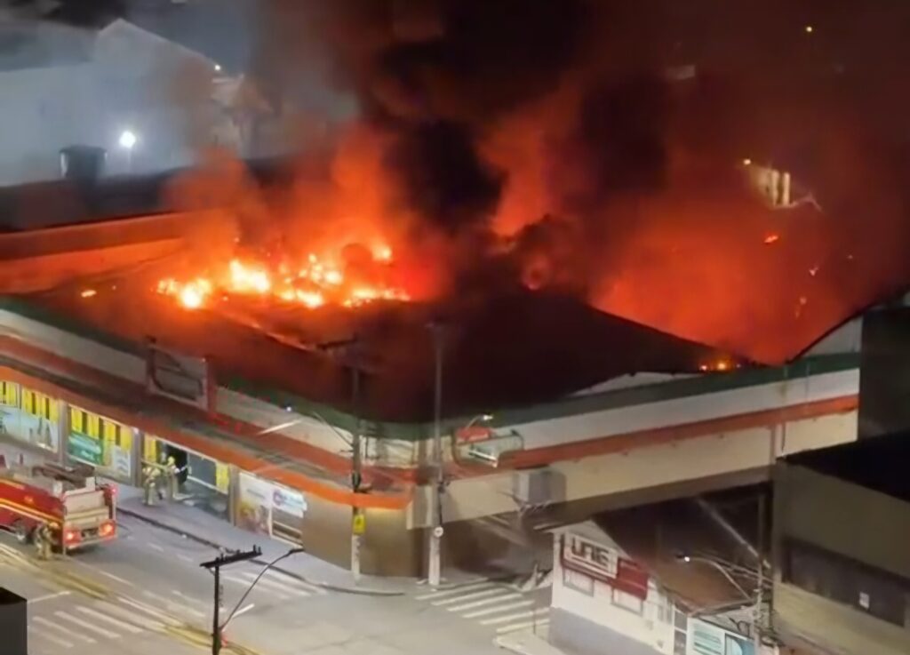 Incêndio de grandes proporções destrói parte de supermercado no Centro de Pouso Alegre (MG)