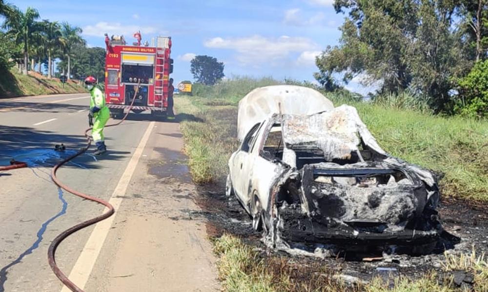 Fogo destrói carro funerário durante transporte de corpo no Sul de Minas.
