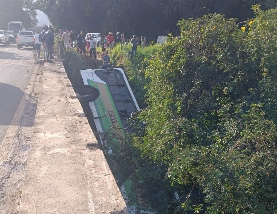 Ônibus com trabalhadores cai de pontilhão e deixa feridos no Sul de Minas